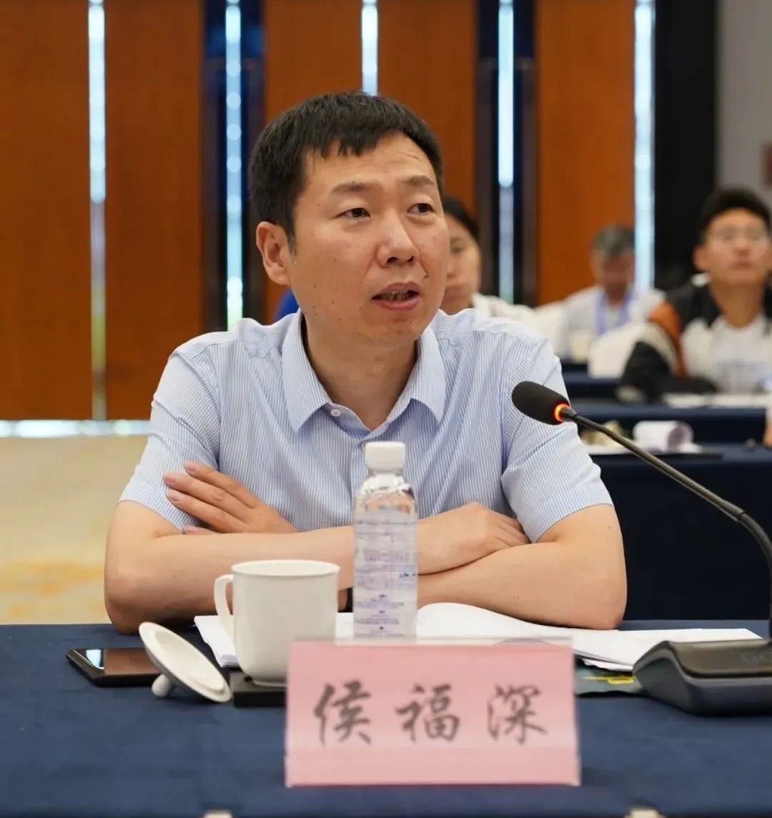 中国汽车工程学会副秘书长侯福深在大有时空主持座谈会
